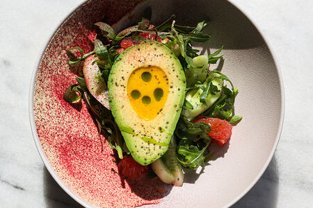 Зеленый салат с хумусом и авокадо