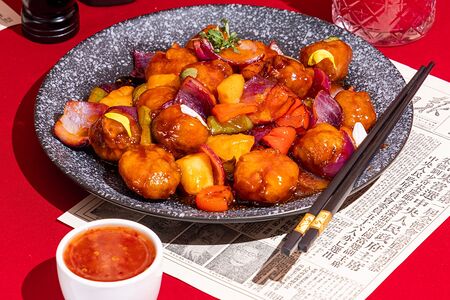 Курица в кисло-сладком соусе с ананасами