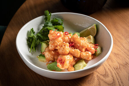 Попкорн из креветок на авокадо с соусом чили-лайм