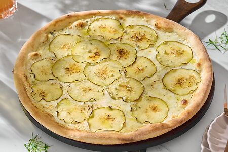 Пицца с грушей и горгонзолой