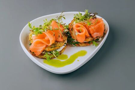 Драники из картофеля с лососем и сметаной с зеленью