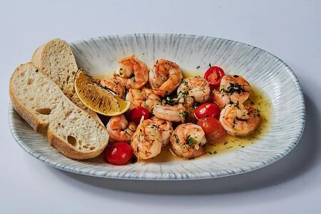 Жареные тигровые креветки с чесноком 