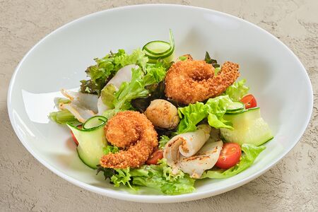 Теплый салат с морепродуктами