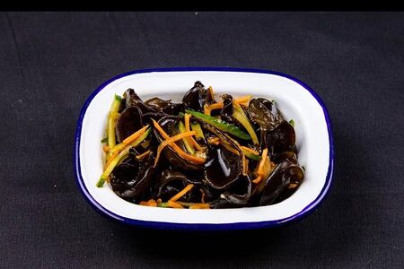 Черные древесные грибы с овощами