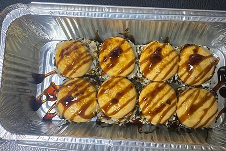 Ролл Запеченный в кунжуте с крабом под сырным соусом