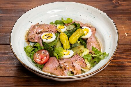 Салат с пастрами из свиной вырезки