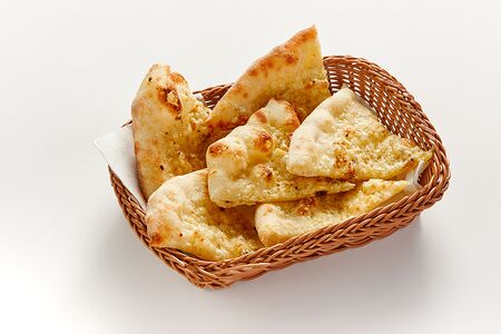 Фокачча с пармезаном и базиликом