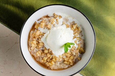 Овсяная каша с карамелезированым яблоком