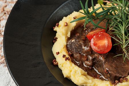 Телячьи щечки, тушенные в красном вине