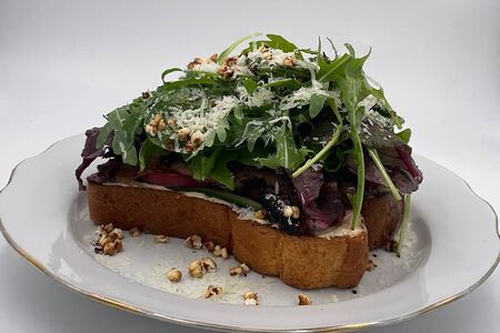 Брускетта с грудинкой брискет