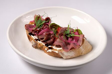 Брускетта с ростбифом