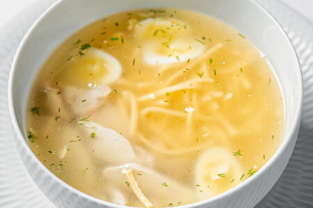 Куриный бульон с яйцом