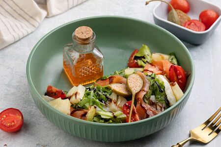 Маринованный лосось с рукколой и ананасом