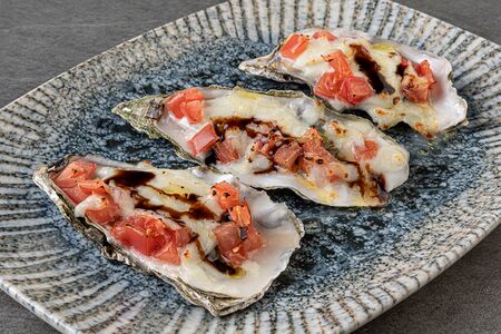 Устрицы, запеченные с томатами и сыром страчателла