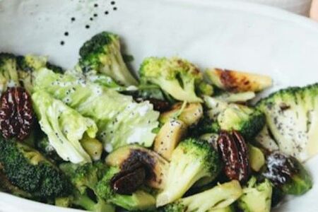 Теплый салат с брюссельской капустой, брокколи и кокосовым соусом