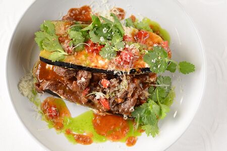 Говядина с баклажанами и томатной сальсой