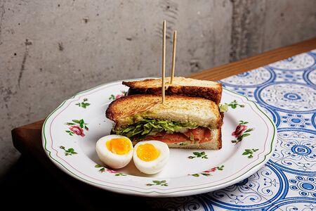 Большой тост с лососем и гуакамоле