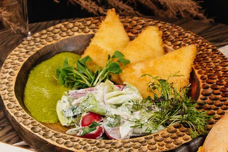 Золотистые сулугуни с мини-салатом 