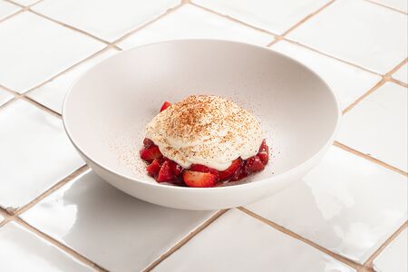 Взбитый ганаш, опаленная клубника, мисо