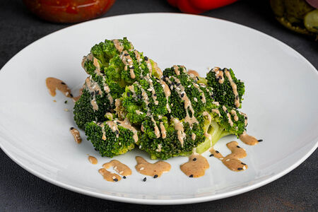 Брокколи с кунжутным соусом