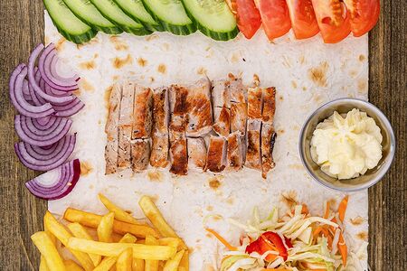 Шаурма на тарелке с картофелем фри и свининой