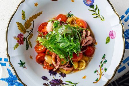 Теплый салат с щупальцами кальмара и томатной сальсой