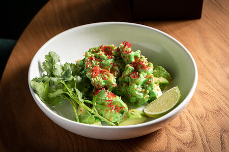 Попкорн из креветок на авокадо со сладким васаби