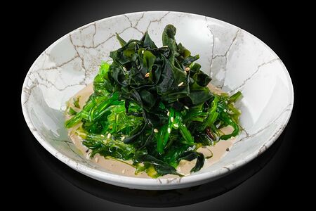 Салат Чука с ореховым соусом