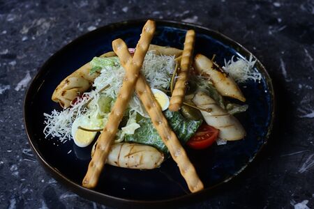 Салат Цезарь с кальмаром, каперсами и терияки
