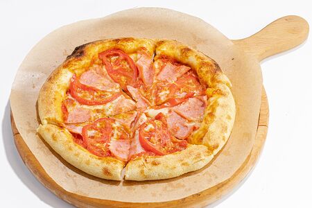 Пицца с ветчиной и спелыми томатами