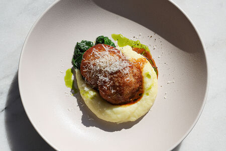 Куриные котлеты с пюре и сливочным соусом демиглас