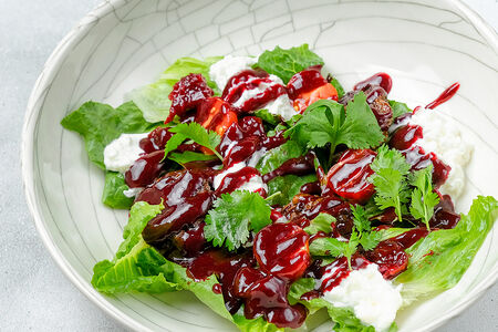 Салат с теплой куриной печенью в ежевичном соусе 