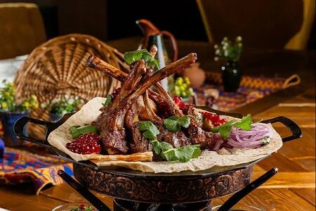 Корейка ягненка с запеченным яблоком