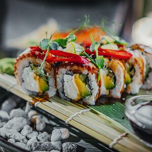 Ролл с угрем и соусом унаги