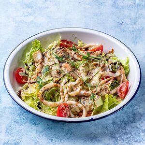 Легкий салат с морепродуктами