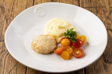 Котлета из индейки с картофельным пюре и помидорами чери 