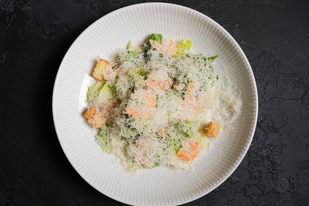 Салат Цезарь с креветками