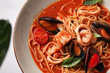 Спагетти с морепродуктами в томатном соусе