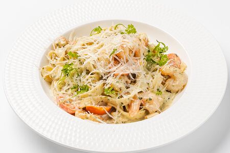 Паста с креветками, томатами и соусом песто