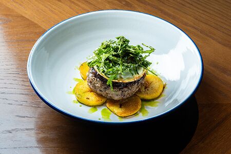 Большой бифштекс из говядины с моцареллой, глазуньей и луковым мармеладом