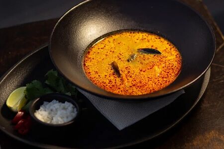 Том ям с морепродуктами