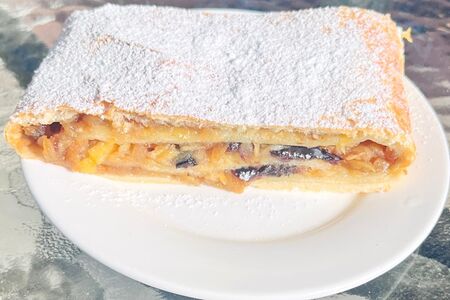 Штрудель с яблоком и черносливом