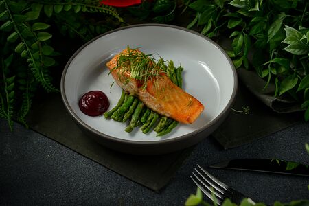Стейк из сёмги со спаржей