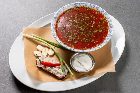 Борщ кубанский с говядиной, копченым салом, чесноком и тостами