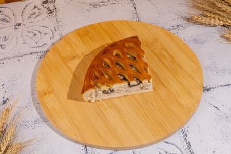 Четверть пирога с курицей и грибами