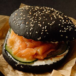 Черный бейгл с лососем