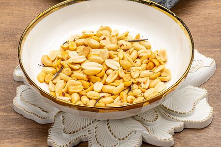 Арахис со специями и розмарином