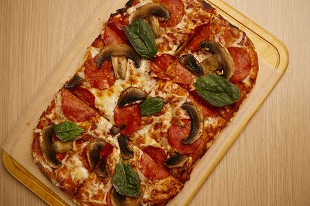 Римская пицца пепперони с грибами