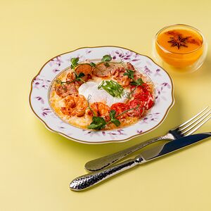 Каша кукурузная с креветками и беконом