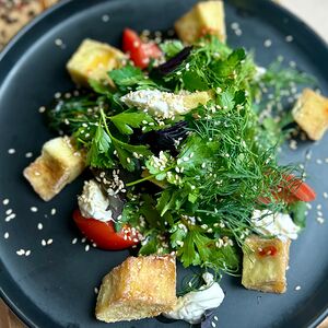 Салат с хрустящими баклажанами, томатами, зеленью и сливочным сыром